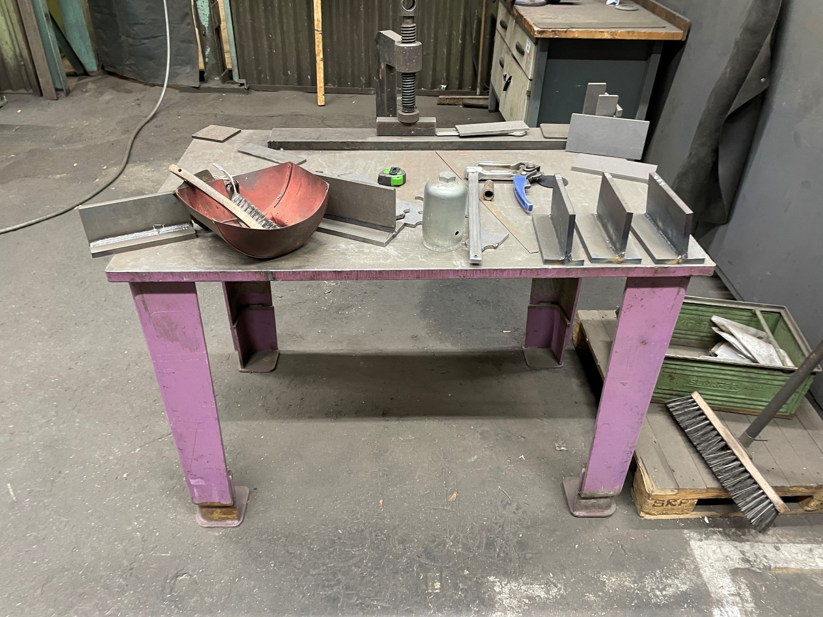 Welding and straightening table