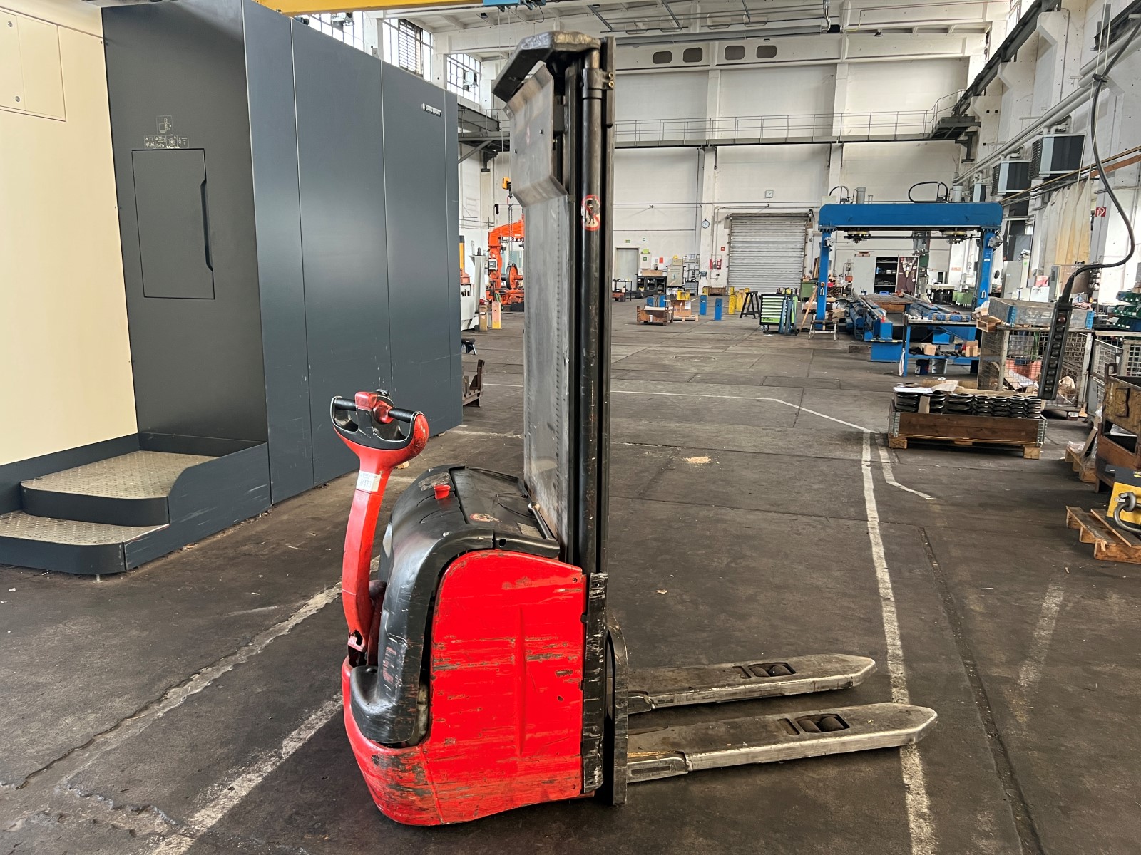 Linde L16-372 electric stacker truck