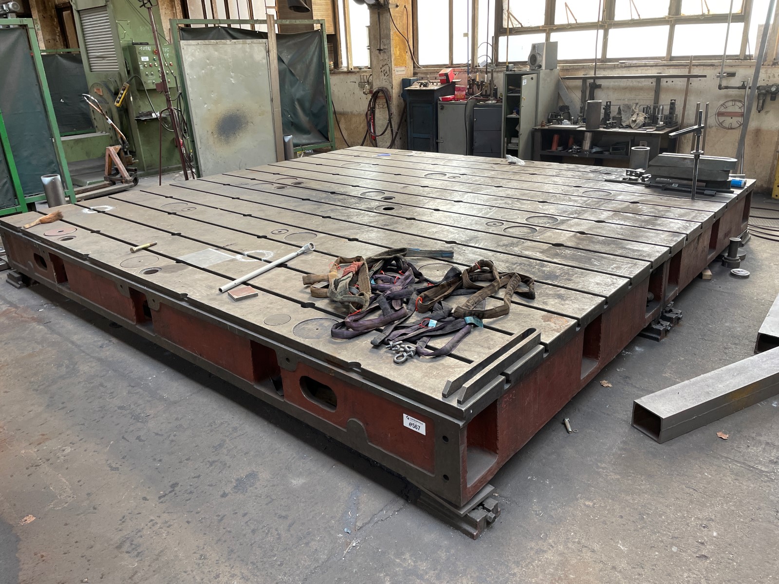 Slot clamping table