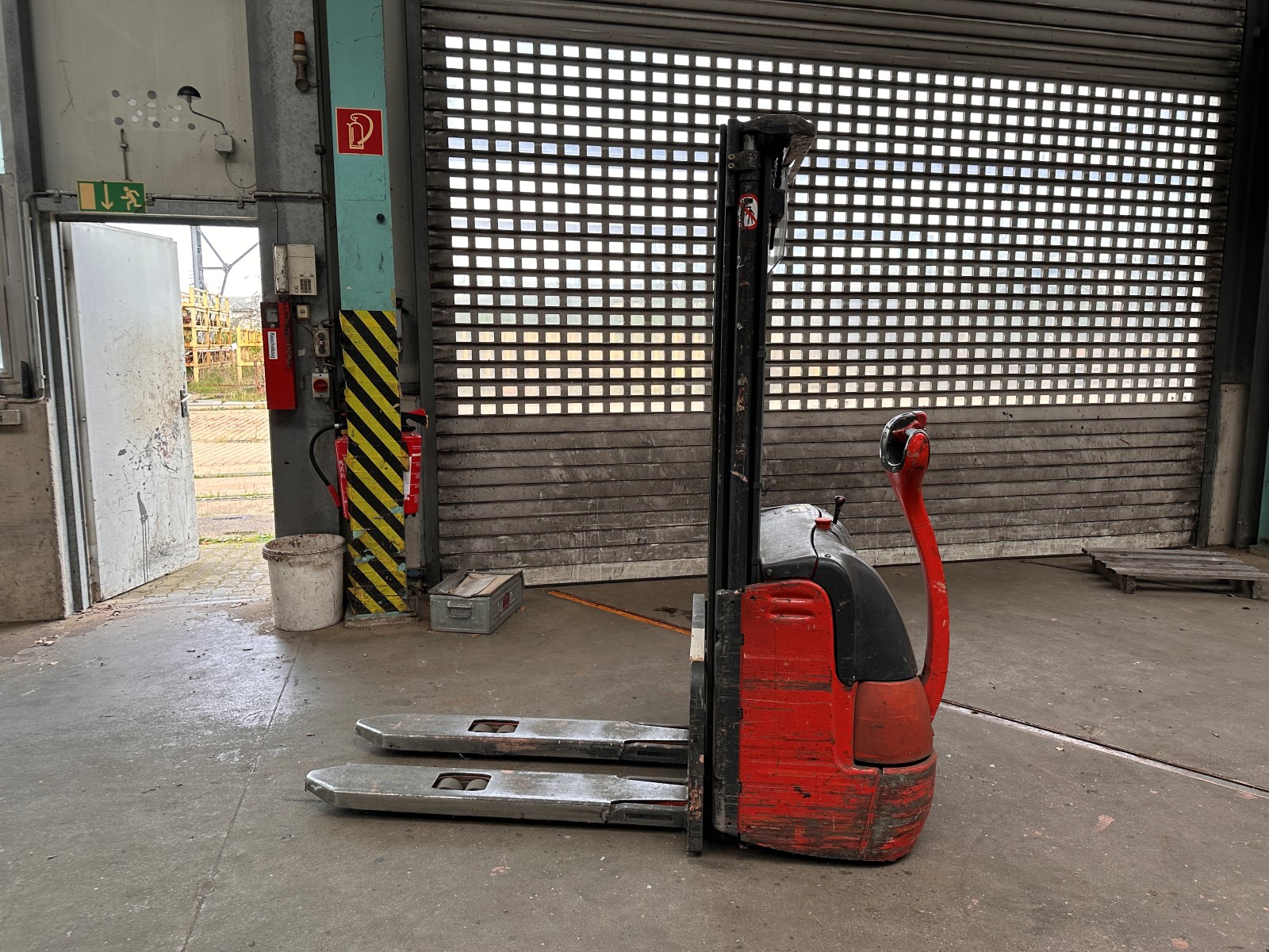 Linde L12 electric stacker truck