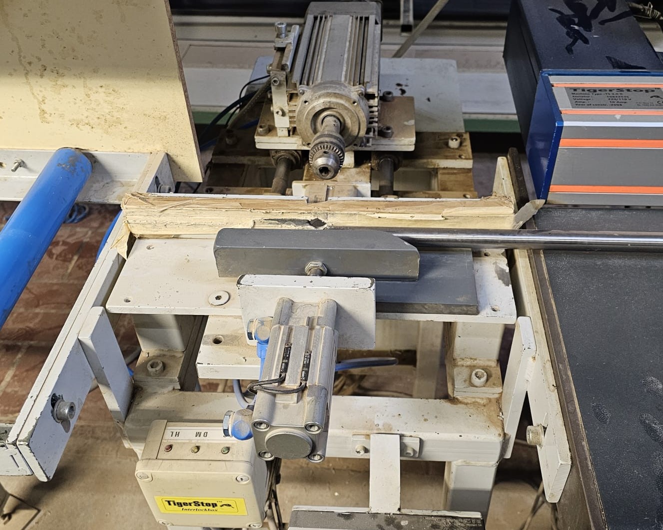 Boring machine / boring mill incl. TigerStop + roller conveyor