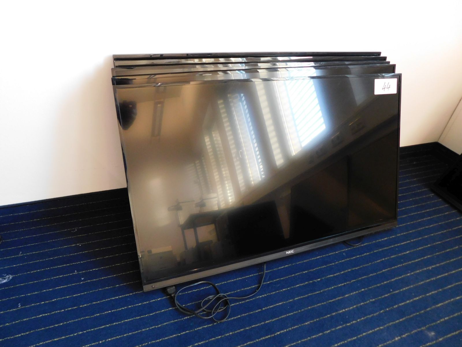 5x NEC flat screen monitor E424 42-inch digital signage
